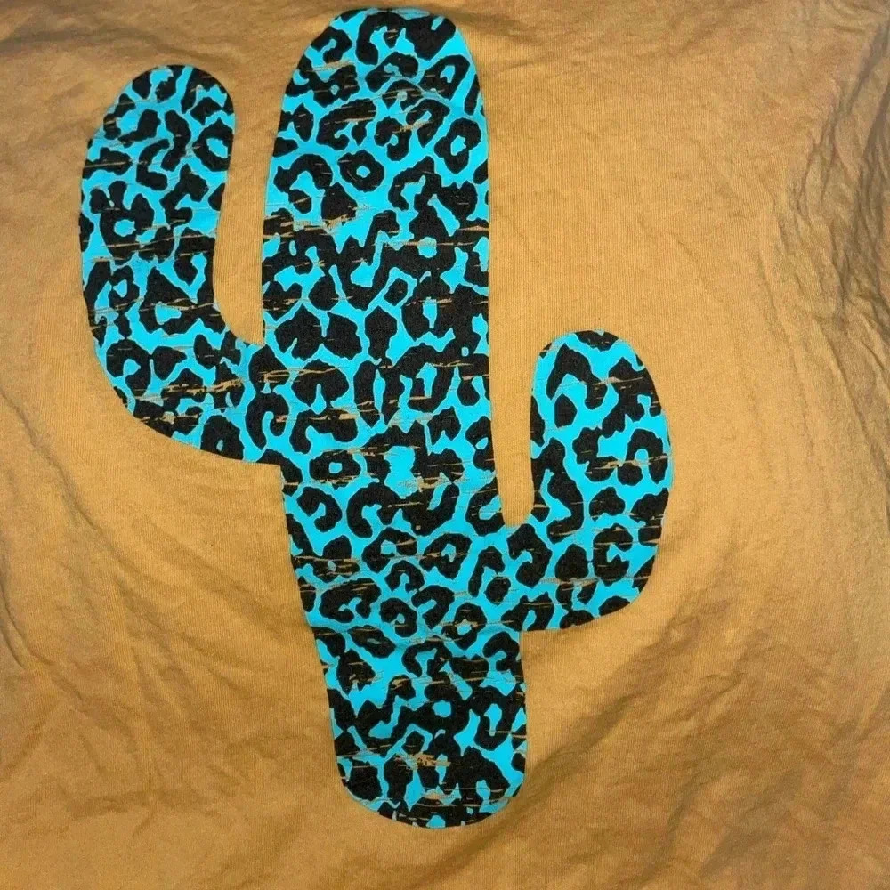 Off the shoulder Tshirt w leopard print cactus large like new - Picture 3 of 3